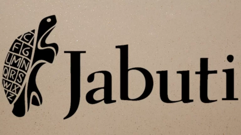 Logotipo do Prêmio Jabuti com ilustração de um jabuti estilizado à esquerda. O casco do animal é preenchido por letras do alfabeto organizadas em seções. Ao lado direito, aparece a palavra “Jabuti” escrita em fonte serifada preta, sobre um fundo bege com textura leve.