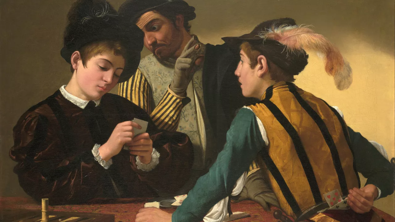 Pintura Os Trapaceiros de Caravaggio, mostrando três homens em uma mesa de jogo de cartas; à esquerda, um jovem concentrado nas cartas que segura, enquanto ao centro um cúmplice gesticula discretamente para o jogador à direita, que esconde cartas extras atrás das costas — cena que retrata engano e trapaça.