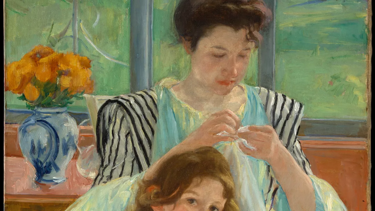 Quadro impressionista de Mary Cassatt retrata mulher de blusa azul costurando ao lado de janela com flores laranjas enquanto menina loira repousa em seu colo, simbolizando o amor materno e as lembranças perdidas descritas por Auta de Souza em À Alma de Minha Mãe