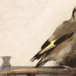 Obra "The Goldfinch" de Carel Fabritius retrata pintassilgo de plumagem marrom e amarela preso por corrente a poleiro de madeira contra parede clara, simbolizando a delicadeza e efemeridade da vida dos pássaros no poema À Memória de Uma Ave