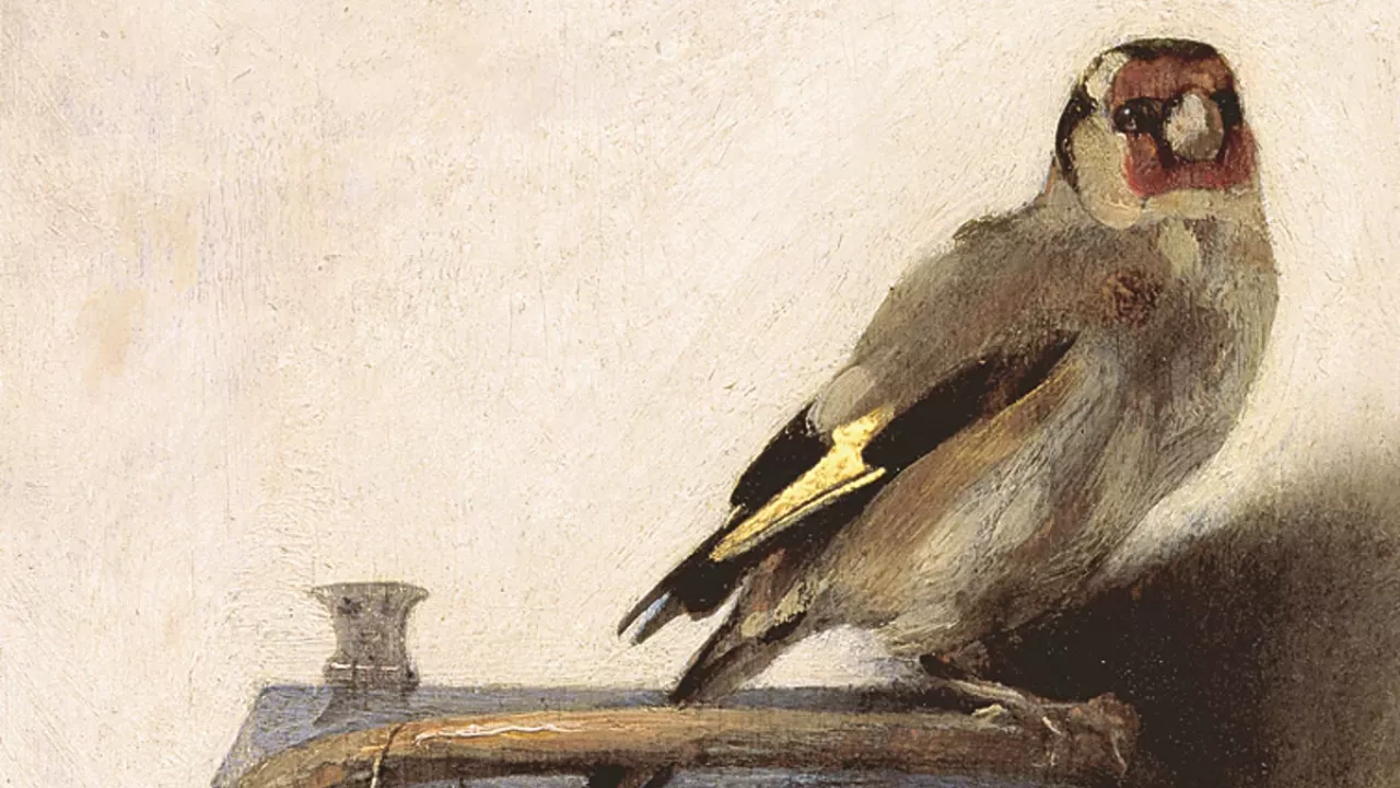 Obra "The Goldfinch" de Carel Fabritius retrata pintassilgo de plumagem marrom e amarela preso por corrente a poleiro de madeira contra parede clara, simbolizando a delicadeza e efemeridade da vida dos pássaros no poema À Memória de Uma Ave
